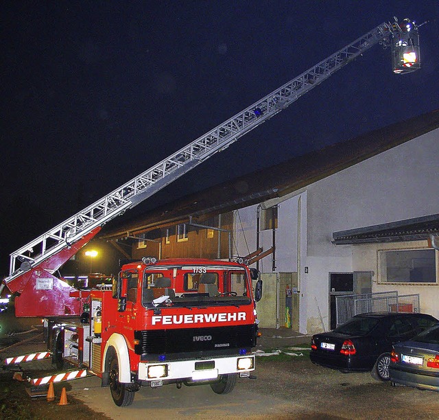 Mit Strahlrohr ausgestattet hing der K...ter ber der angenommenen Brandflche.  | Foto: Rolf Reimann