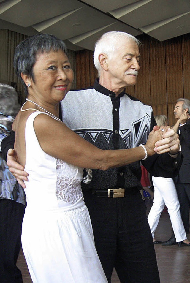 Schick aufgemacht kamen die Besucher des Tanztees und lieen es sich gut gehen.   | Foto: Ch. Bhler-Mller