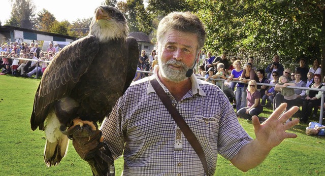 Raubvgel sind keine Krnerfresser; Be... brachte die Tiere dem Publikum nahe.   | Foto: ERggelet