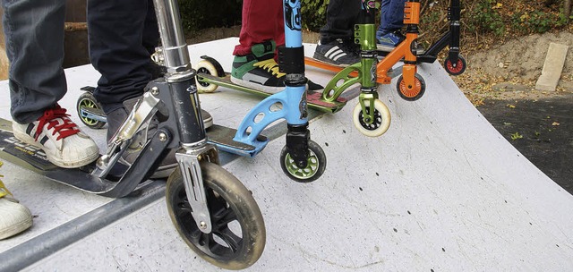 Auf die Pltze, fertig, los: Die am Mo...Skater, sondern auch Rollerfahrer an.   | Foto: Hrvoje Miloslavic