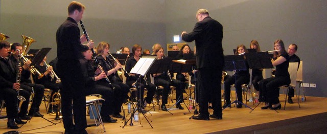 Daniel Schuler (links) bei seinem Klarinettensolo mit der Musikkapelle Wittnau.   | Foto: Anne Freyer