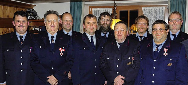 Kommandant Thomas Seng  gratulierte de...nhard Burger (von links nach rechts).   | Foto: Horst Dauenhauer