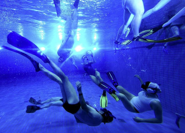 Blaue Phase: Beim Unterwasserrugby darf man nicht zimperlich sein.   | Foto: Ingo Schneider