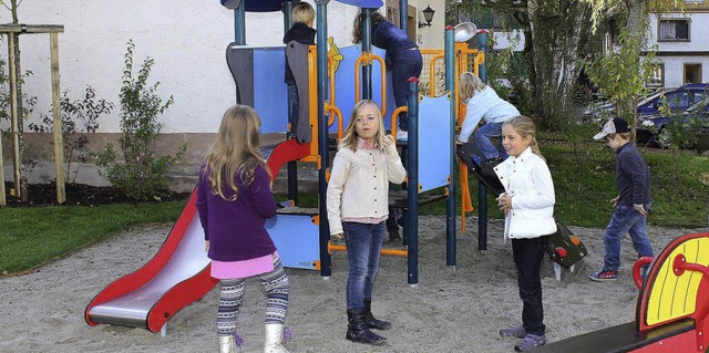 Auf diesem Spielplatz beim Rathaus knnen sich die Kinder nun austoben.  | Foto: Ulrike Hiller