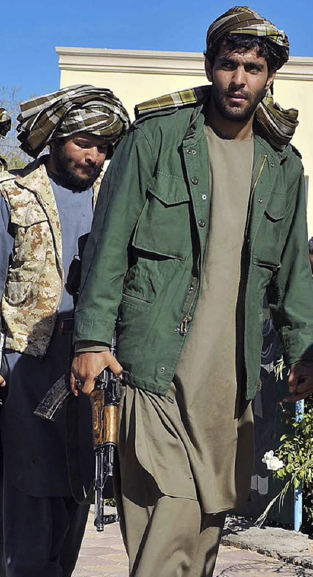 Taliban-Kmpfer, die ihre Waffen bergeben mssen   | Foto: AFP