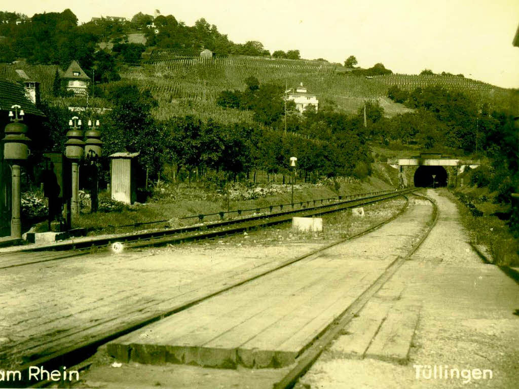 Die Bahn nach Lrrach: 1939 fhrte sie noch zweigleisig durch Altweil, bevor sie in den Tllinger-Tunnel mndete.