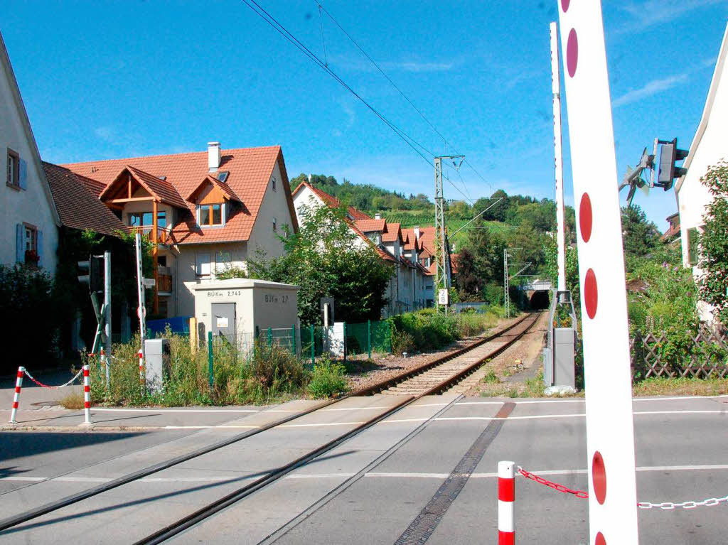 Die Bahn nach Lrrach heute: Die Bebauung hat sich verdichtet, wo frher Reben wuchsen, stehen jetzt Huser.