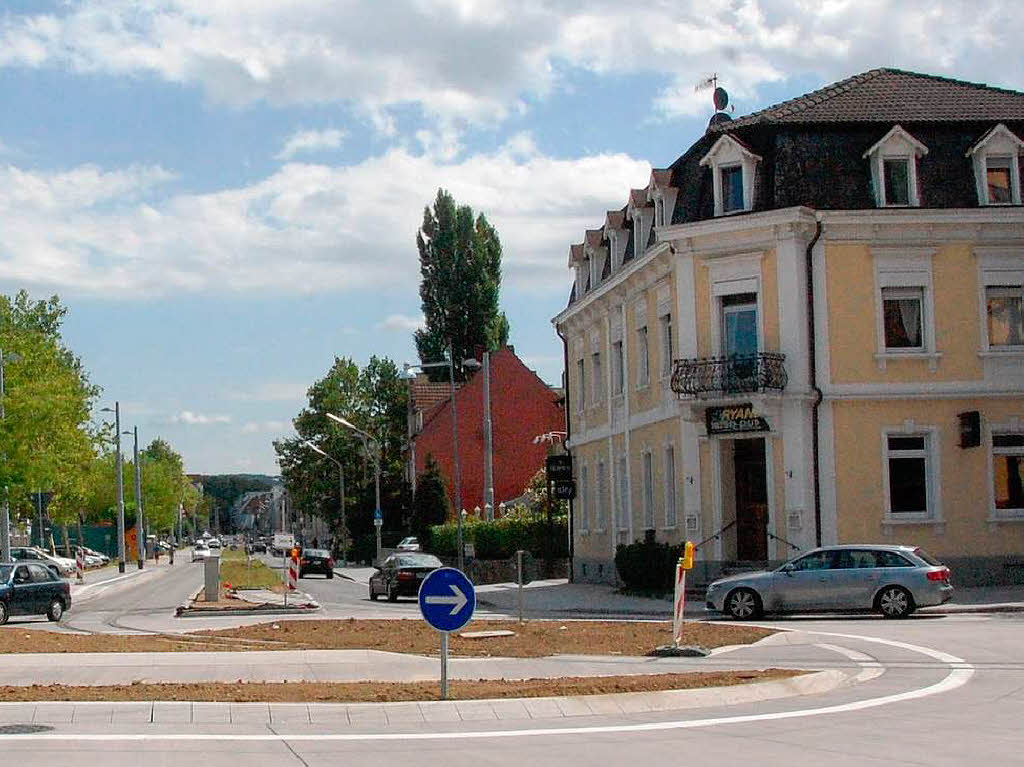 Der Friedlinger Hof heute: Er beherbergt immer noch eine Gaststtte, bald wird statt der Pferdekutsche die Tram hier vorbeifahren.