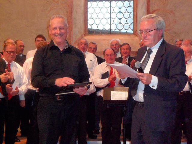 Fr sein  Dirigentenjubilum wurde Lot... Chorverbandes, Dieter Kassa, geehrt.   | Foto: Flier