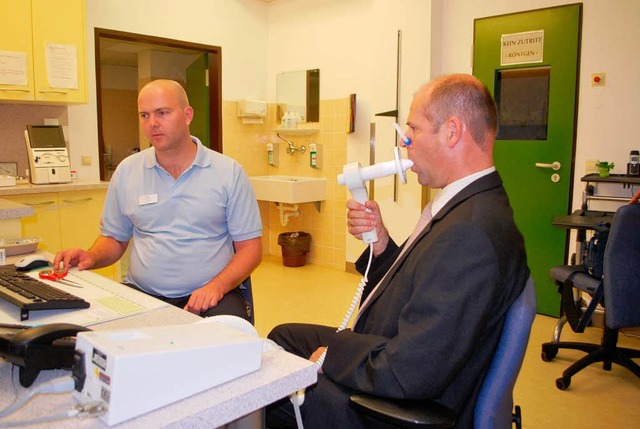 Im Ameos Krankenhaus Dr. Lay  in Bisch...e Besucher ihre Lungenfunktion testen.  | Foto: Benjamin Bohn