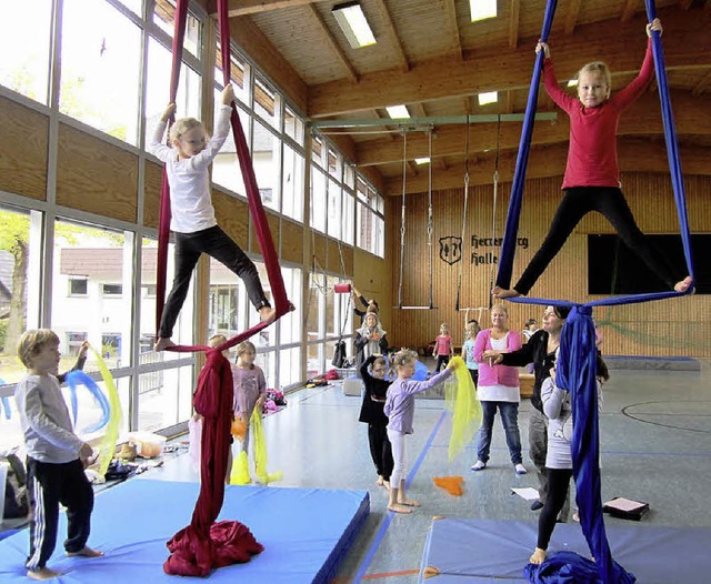 Intensiv ben die Kinder der Grundschu...ftritt im Zirkus &#8222;Boheno&#8220;.  | Foto: Reiner Merz