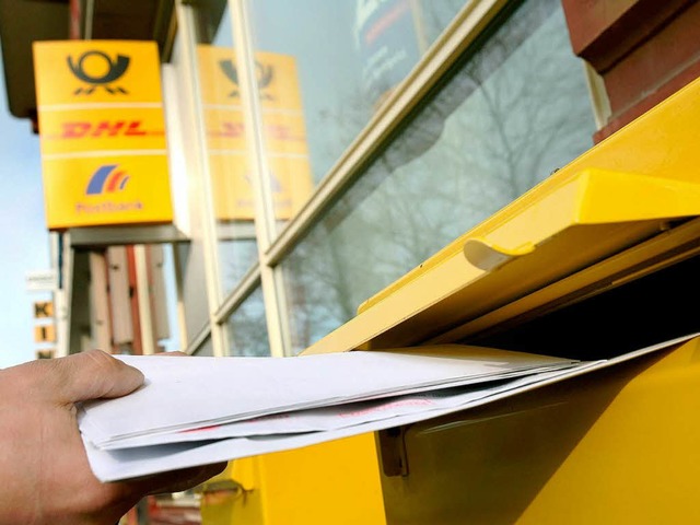 Weg mit der Post: In Titisee kann man ...am Schalter einer Postagentur abgeben.  | Foto: dpa