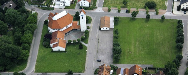 Auf dem alten Sportplatz (rechts) soll...flche unterhalb der Kirche entstehen.  | Foto: Brigitte Sasse