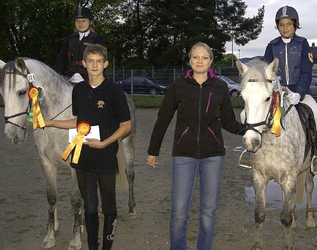 Die Emmendingerinnen Anita Ehret und L... mit  Schulpferd Alice gestartet war.   | Foto: Privat