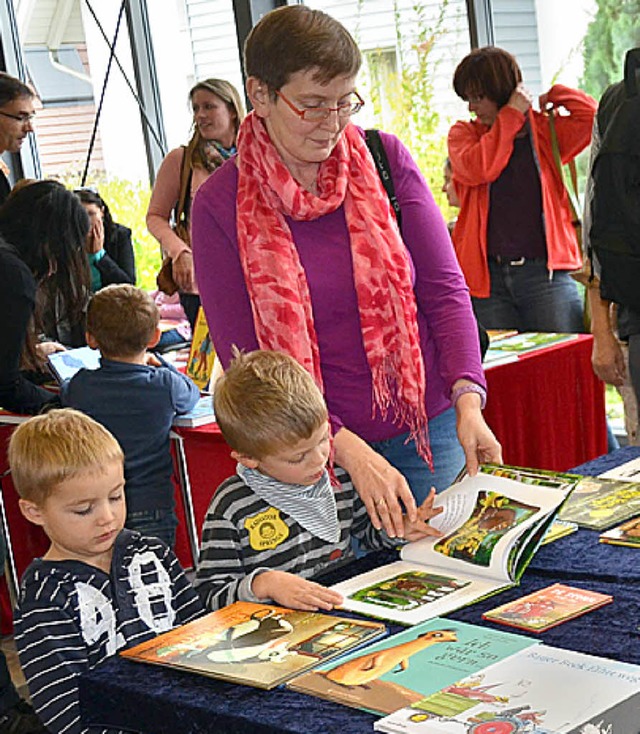 Die groen und kleinen Gste schmkern in der Buchausstellung  | Foto: Theresia Lutz