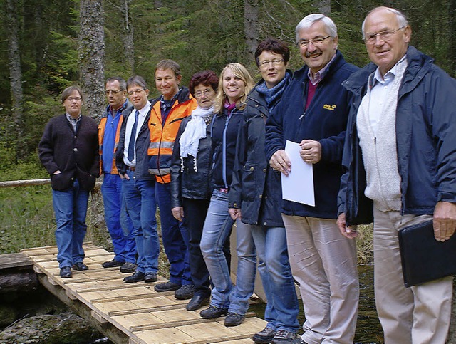 Schwarzwaldvereinsvorsitzender (rechts...er, an dem neuen Steg ber den Ibach.   | Foto:  Werner Probst