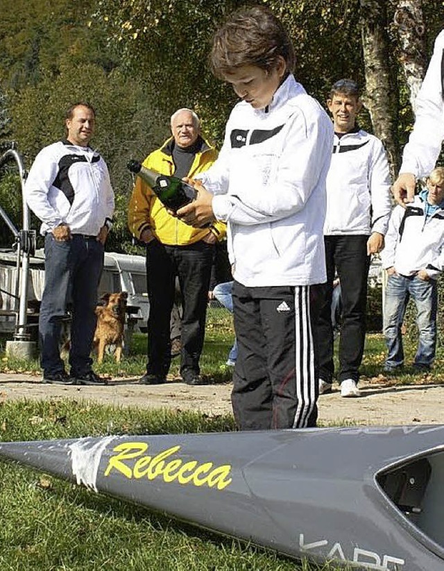 Ein junger Sportler prft das Etikett ...i der Bootstaufe des WSV Schwrstadt.   | Foto: privat