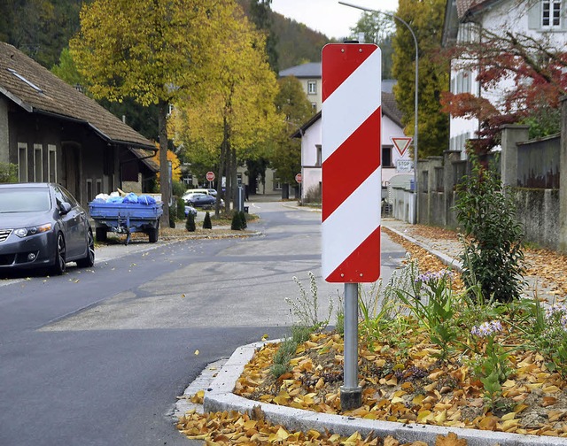 Neue Verkehrshalbinseln sollen die Bas...egen vorschrieb, ist schon abmontiert.  | Foto: Barbara Schmidt