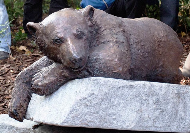 Das Denkmal lockt Fans aus allen Lnde...so, als wrde er vor sich hin trumen.  | Foto: dpa