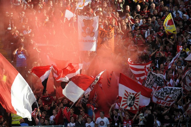 Freiburger Fans brennen in Frankfurt Pyrotechnik ab.  | Foto: dapd