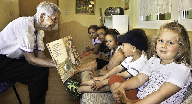 Mrchenstunde im Kindergarten Regenbog...nke bei der wchentlichen Lesestunde.   | Foto: Ruth Seitz