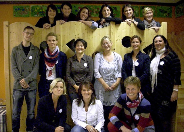 Das Team der Erzieherinnen und Erziehe... Sabine Feis (knieend, unten rechts).   | Foto: Privat