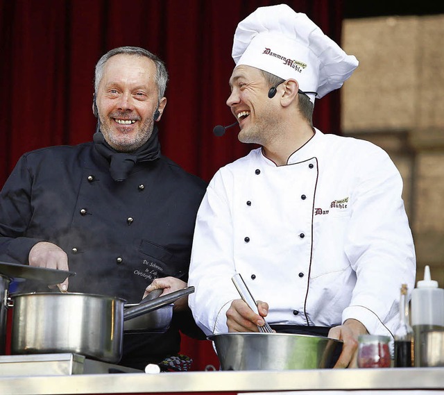 An den Kochtpfen zaubern  Christophe ...exander Preis ein Chrysanthemen-Men.   | Foto: Christoph Breithaupt