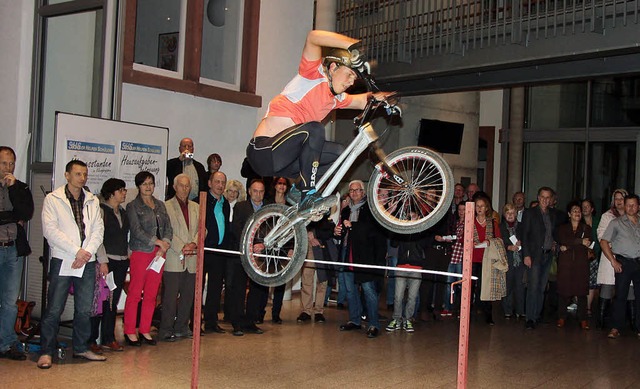 Dominik Oswald zeigte bei der Sportlerehrung, was er mit dem Rad alles kann.   | Foto: Sandra Decoux-Kone