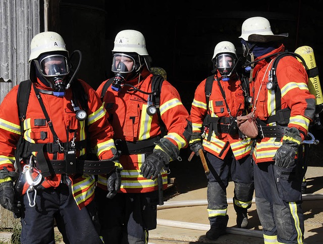 Unter Atemschutz durchsuchten die Rett...ung Blumegg den angenommenen Brandort.  | Foto: Dietmar Noeske