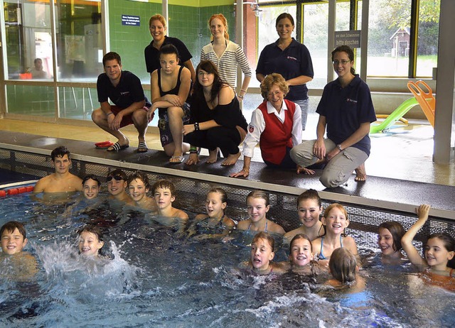 Eine gute Tat:  Die Jugendgruppe der M...renschwimmen im Brgerbad Merzhausen.   | Foto: Janine Brunner