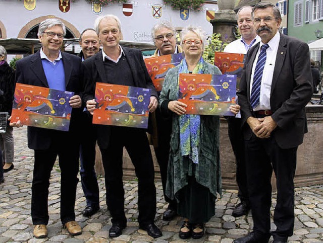 Die Mitglieder des Lions Club Bad-Kroz...kalender der Bevlkerung vorzustellen.  | Foto: Hans Jrgen Kugler