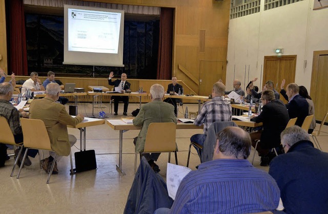 Abstimmung in der Festhalle Oberprecht...gte der Gemeinderat in einem Teilort.   | Foto: Bernd Fackler