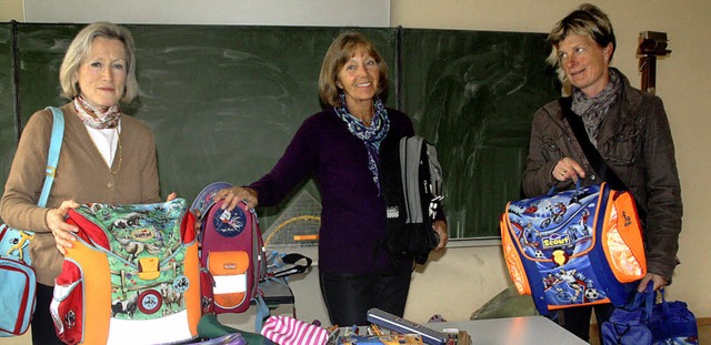 Schulranzen fr Rumnien: Katja Langen...Ranzen im Scheffelgymnasium entgegen.   | Foto: Jrn Kerckhoff