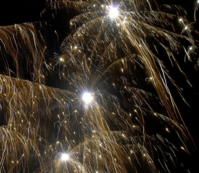 Heute erhellt   ein Feuerwerk den Himmel ber Haltingen.   | Foto: Zepf