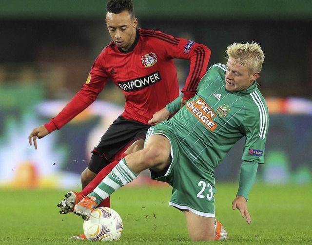 Der Leverkusener  Torschtze Karim Bel...(links) im Zweikampf mit Thomas Prager  | Foto: dpa