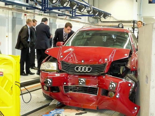 Ein roter Audi A 6 Kombi, das erste Opfer der Crashanlage.   | Foto: bloedner