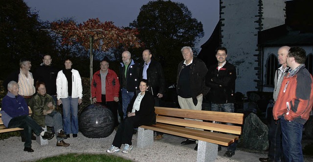 Gemeinderat besichtigt die Freiflche auf dem Friedhof.  | Foto: Seifried