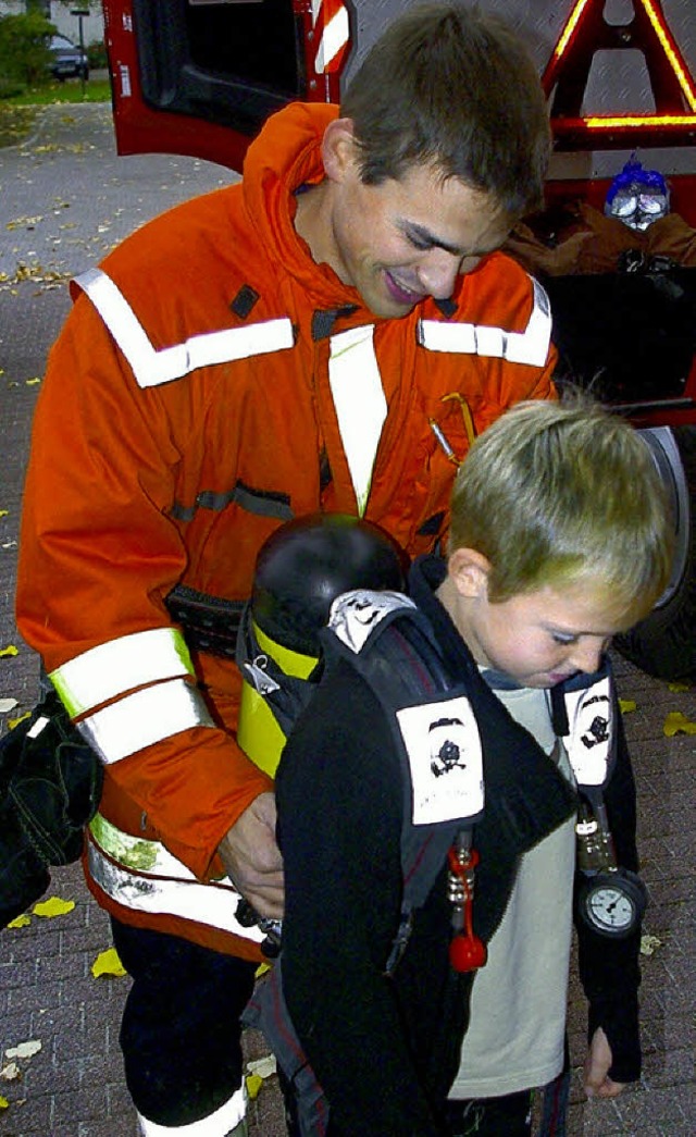 Feuerwehrmann Bernd Lambrecht lsst di... schwer solch ein Atemschutzgert ist.  | Foto: Rolf Reimann