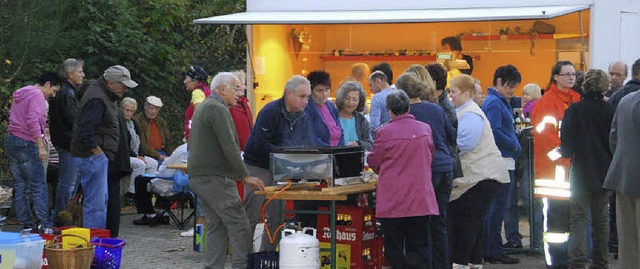 Am Grillstand des Dorfverschnerungsve...en Tag der Marktsaison reger Betrieb.   | Foto: Edgar Steinfelder