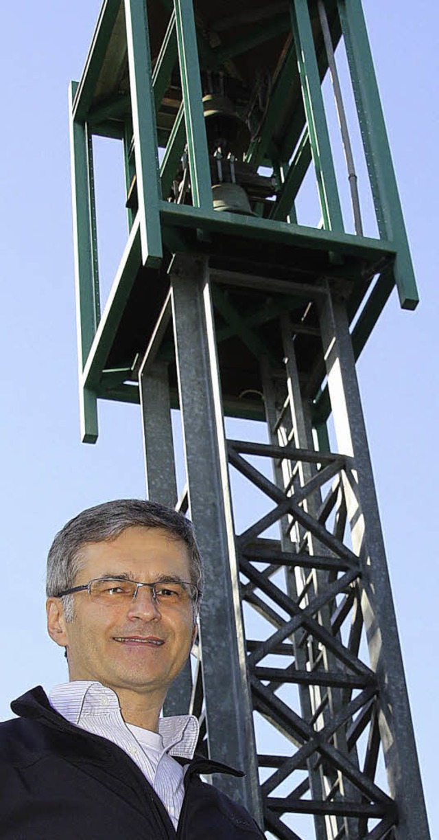 Fritz Breisacher vor dem Glockenturm der Umkircher evangelischen Kirche   | Foto: silvia faller