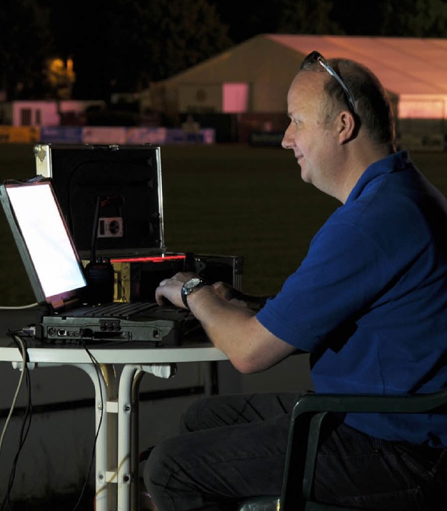 Edgar Rohr sitzt am Laptop, auf dem di...grafie des Feuerwerks gespeichert ist.  | Foto: Privat