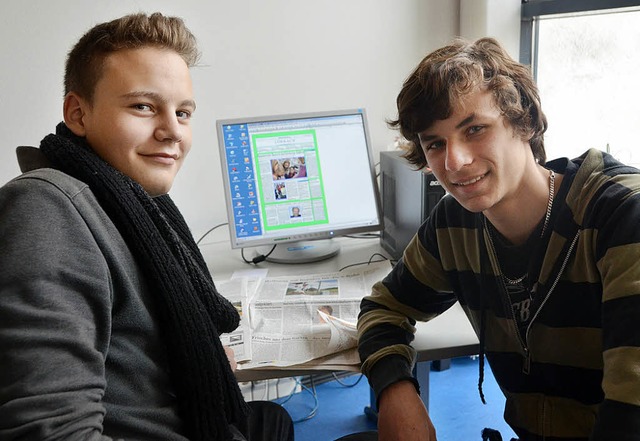 Maximilian Schmiedle (links) und Tim S...ter bei der Arbeit in der BZ-Redaktion  | Foto: Willi Adam