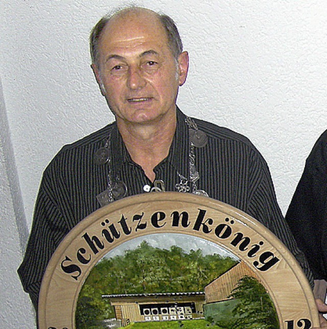 Schtzenknig Werner Speitel mit der Knigsscheibe  | Foto: Verein