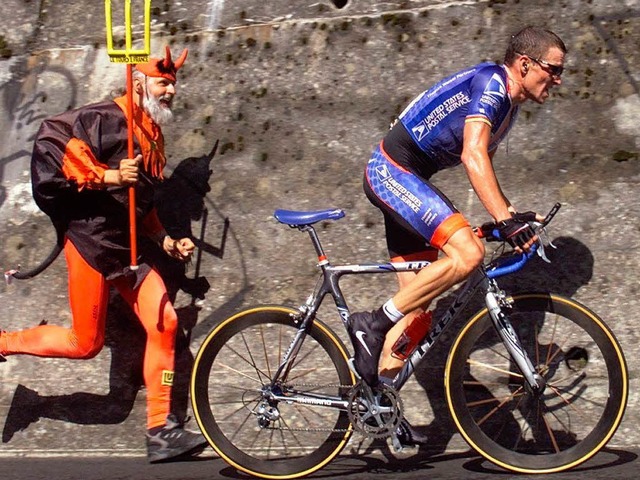 Tour-Teufel Didi Senft jagte Lance Arm...ltverband  Lance Armstrong zum Teufel.  | Foto: dpa