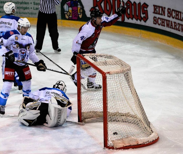 EHC-Strmer Martin Jenacek erzielt das... EHC im Penaltyschieen sicherstellte.  | Foto: Patrick Seeger