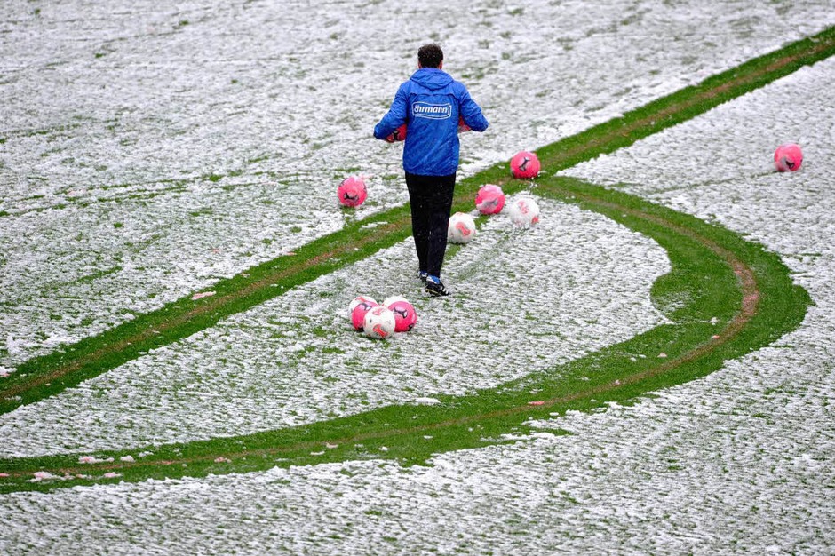 Vor Spielbeginn ist der Rasen im Mage-Solar-Stadion mit einer Schneeschicht überzogen. (Foto: dpa) Vor Spielbeginn ist der Rasen im Mage-Solar-Stadion mit einer Schneeschicht überzogen. (Foto: dpa)