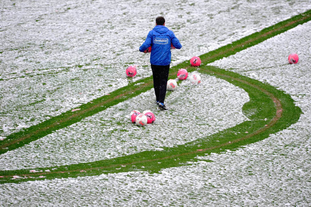Vor Spielbeginn ist der Rasen im Mage-Solar-Stadion mit einer Schneeschicht berzogen.