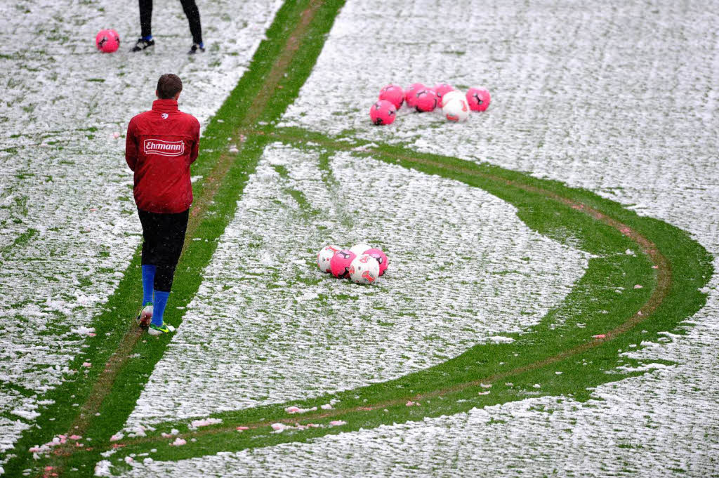 Vor Spielbeginn ist der Rasen im Mage-Solar-Stadion mit einer Schneeschicht berzogen.