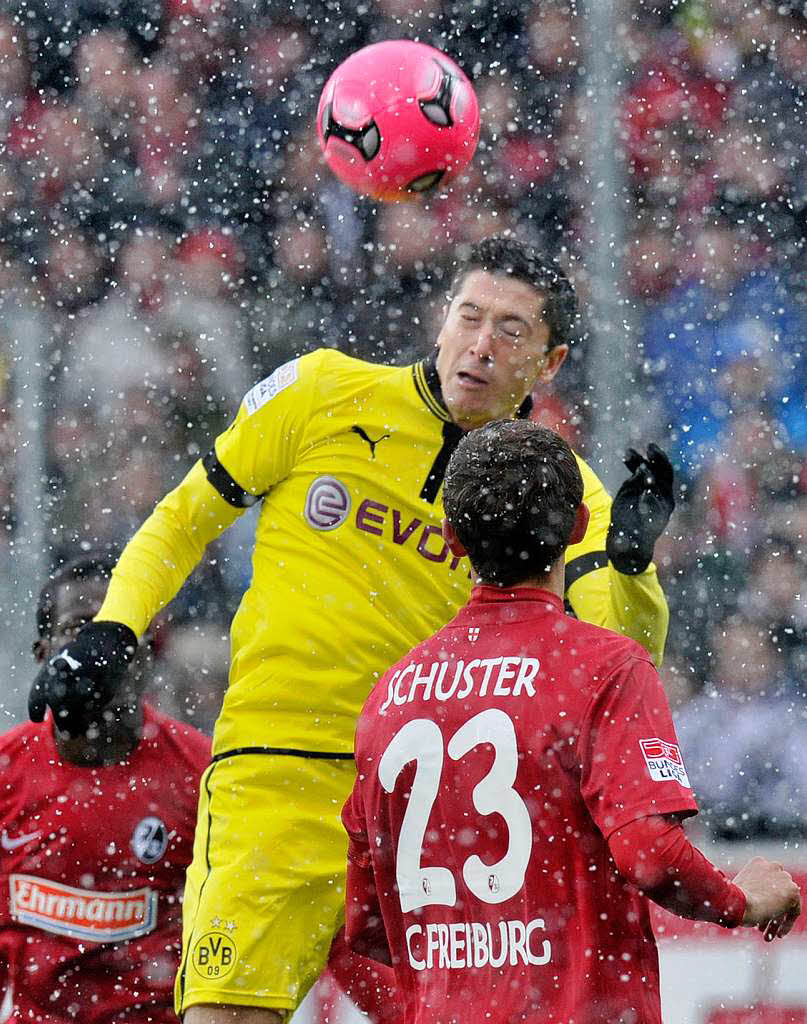 Kalte Temperaturen und Schneefall sorgten fr erschwerte Bedingungen in der Begegnung zwischen dem SC Freiburg und Borussia Dortmund.