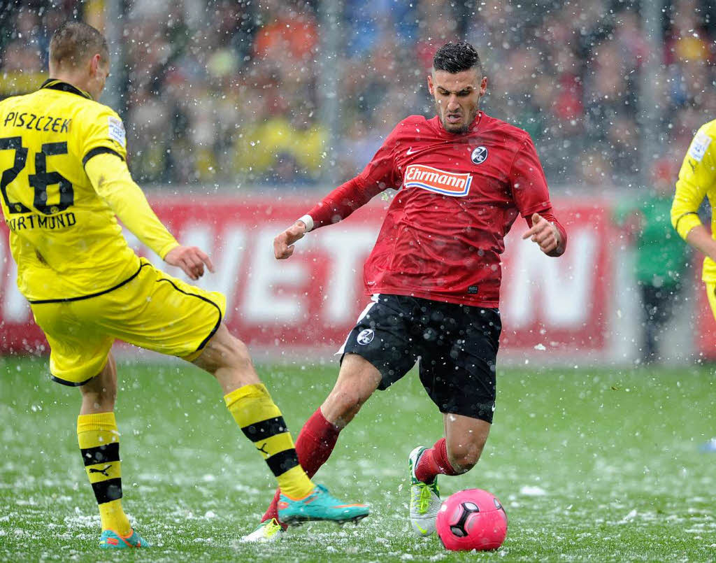Kalte Temperaturen und Schneefall sorgten fr erschwerte Bedingungen in der Begegnung zwischen dem SC Freiburg und Borussia Dortmund.
